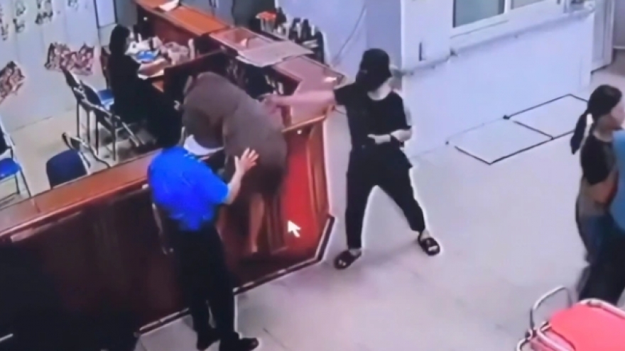 Nữ điều dưỡng Bệnh viện Đa khoa Nghệ An bị hành hung